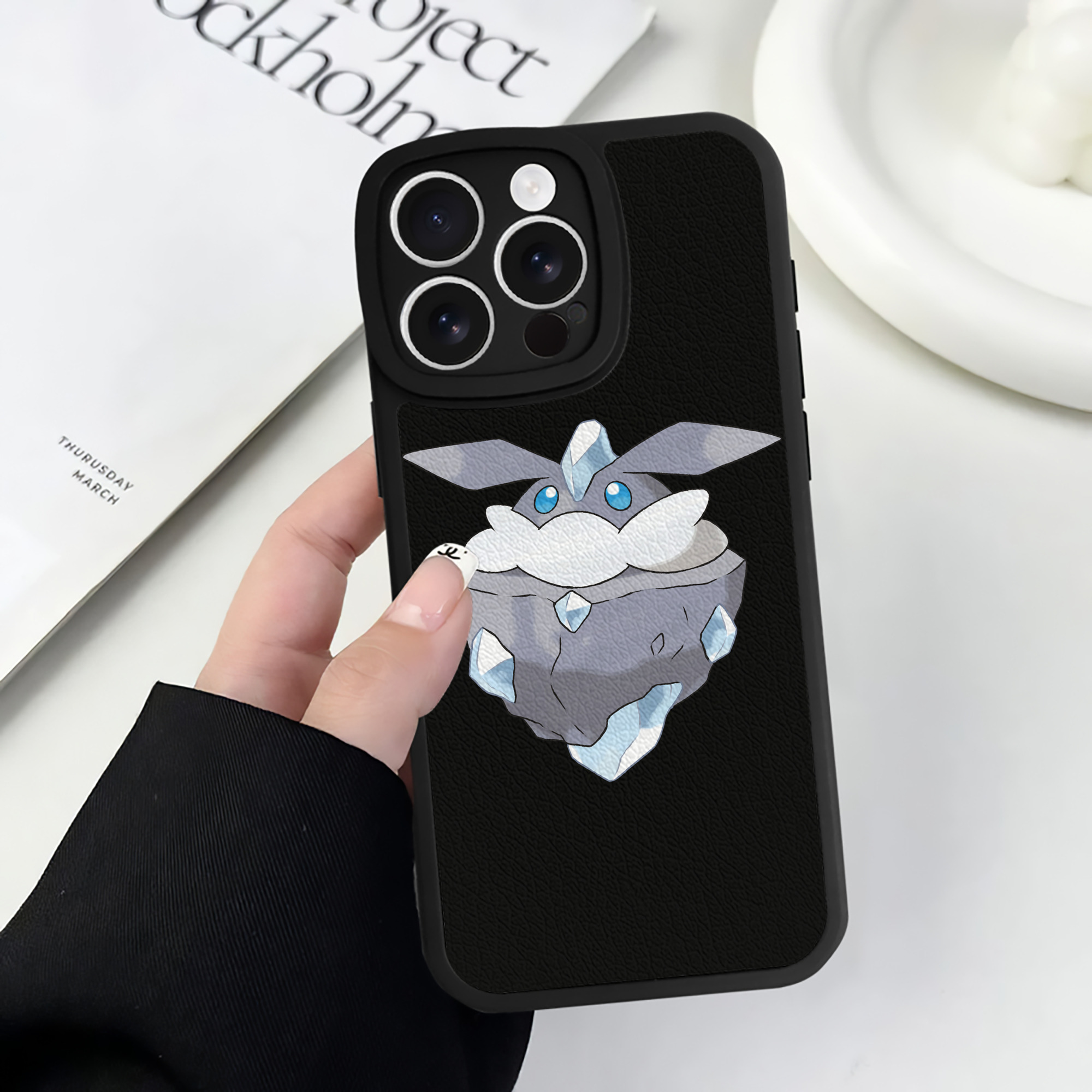（画像用） ポケットモンスター Pokémon 【iPhone 16シリーズ対応】シリコンスマホケース（レザー調） 材質：シリコン
